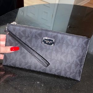 MICHAEL KORS MEDIUM ZIP LOGO WRISTLET
